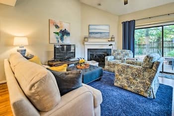 Cozy Townhome w/ Deck < 1 Mi to Airlie Gardens!