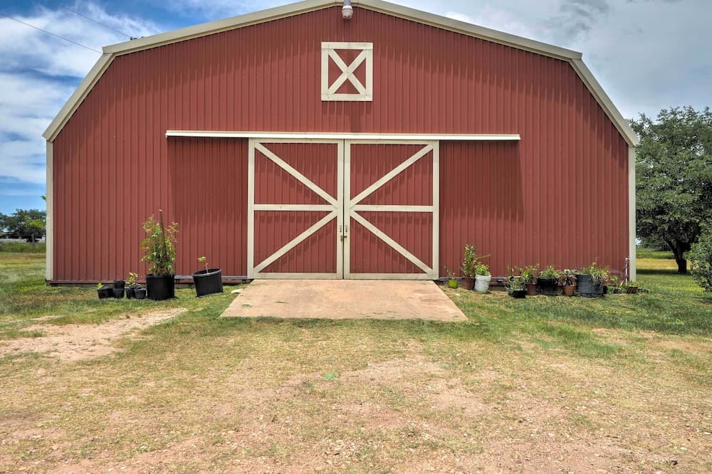 On Farm: Rustic Carmine Log Cabin w/ Porch!