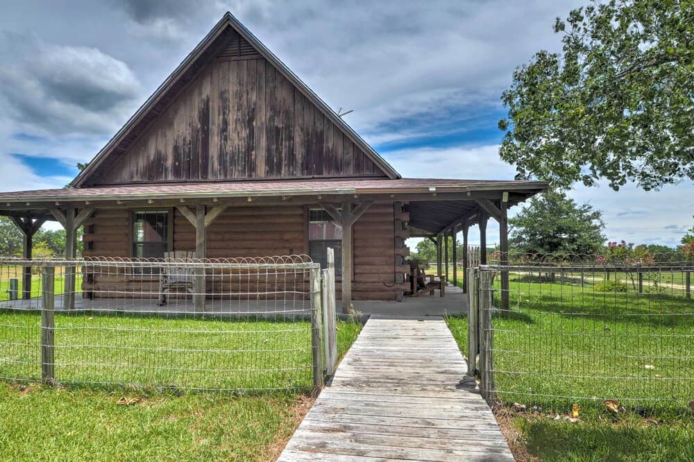 On Farm: Rustic Carmine Log Cabin w/ Porch!