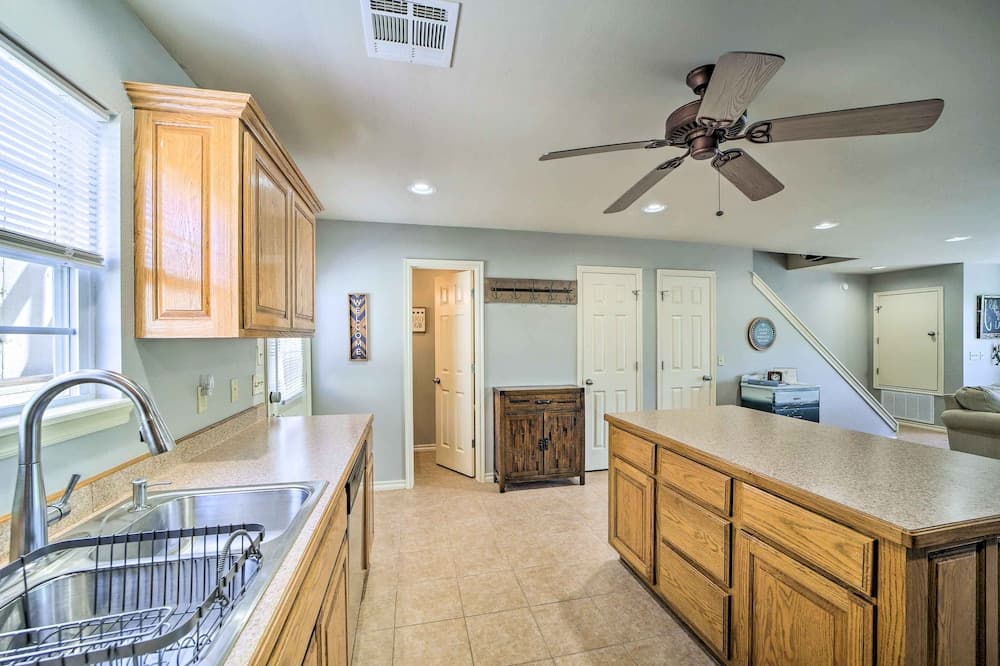 Modern Eucha Retreat w/ Deck & Lake Access!