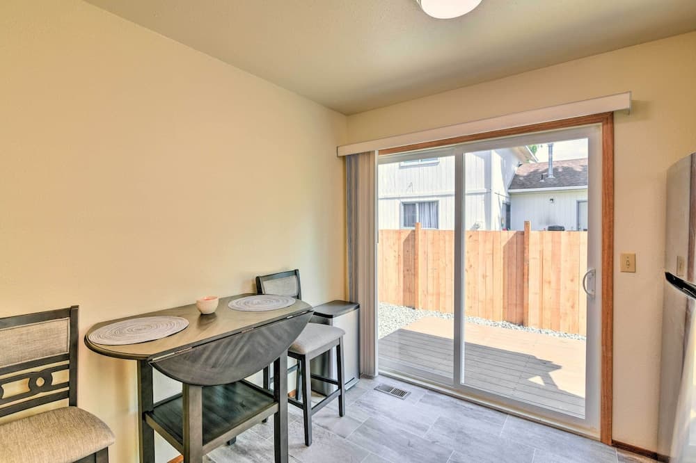 Modern Anchorage Townhome: 8 Mi to Downtown!