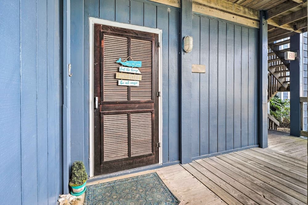 North Topsail Oceanfront Condo w/ Balcony!