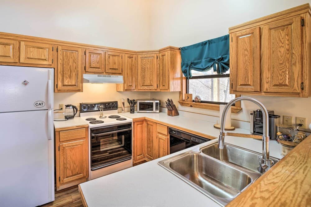 Gorgeous, Sun-dappled Maggie Valley Cabin