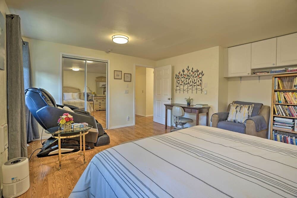 Lynnwood Apt w/ Balcony ~ 17 Mi to Seattle!