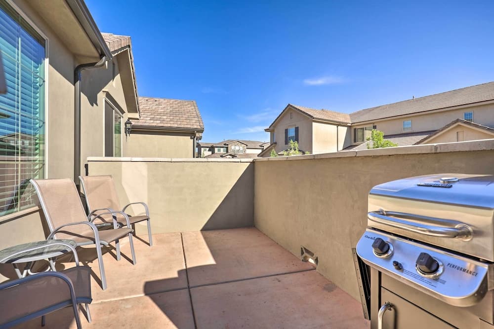 St George Area Townhome w/ Patio + Pool Access