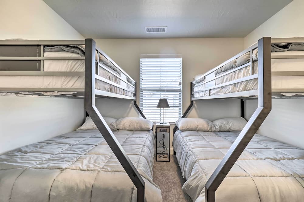 St George Area Townhome w/ Patio + Pool Access