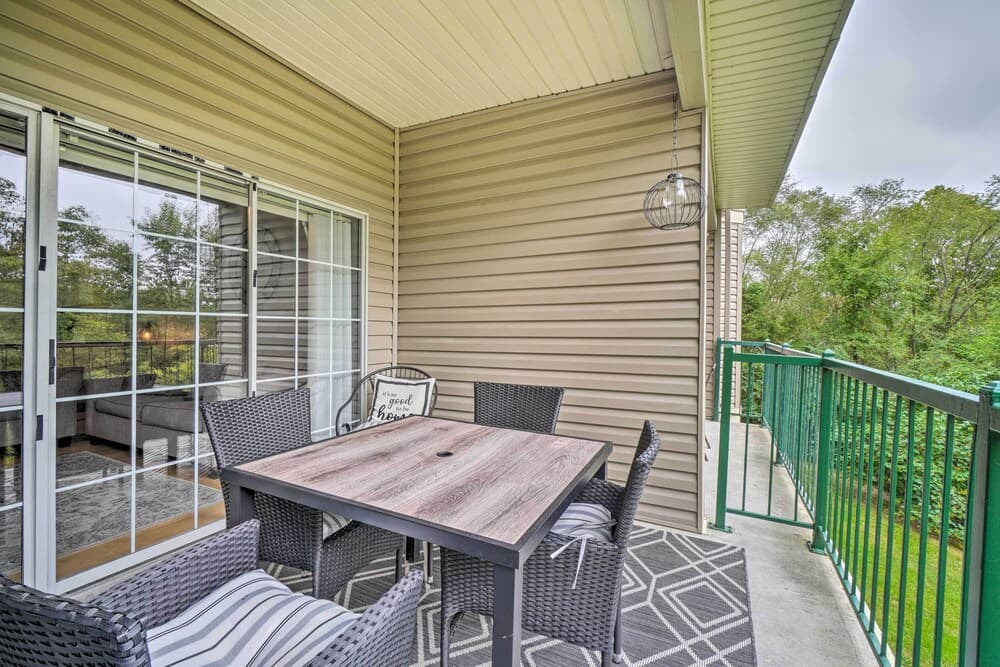 Jacuzzi Tub: Branson Retreat ~ 4 Mi to Strip