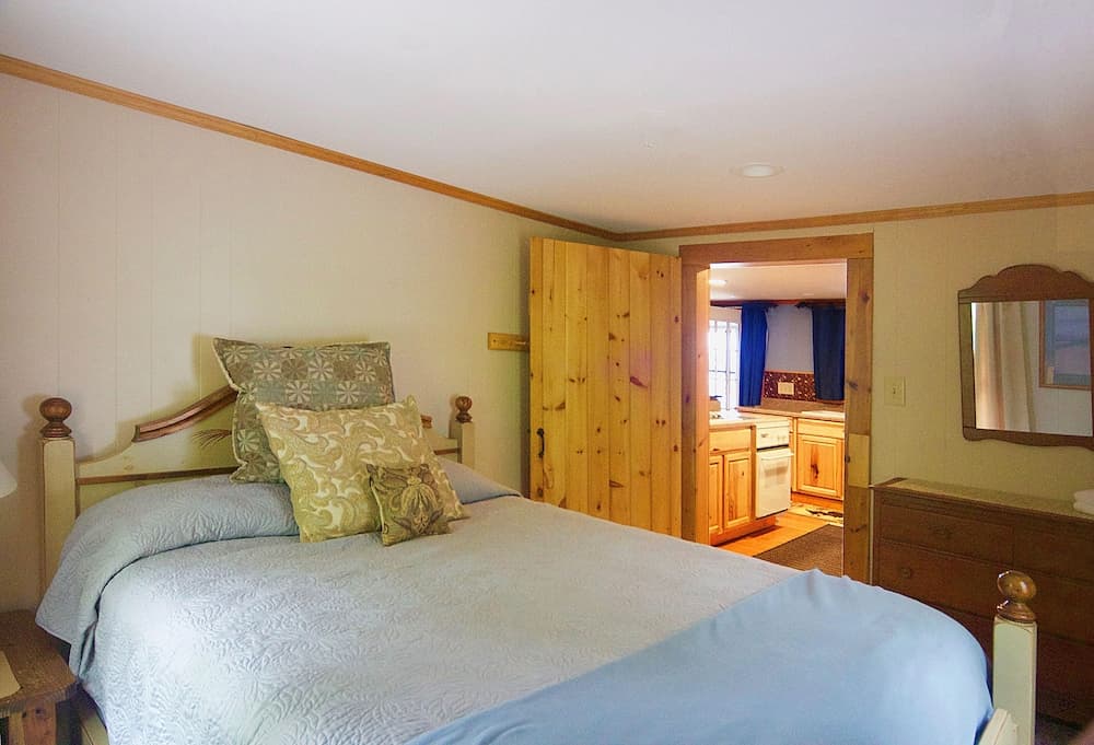 Ossipee Lake Cottage w/ Screened Porch & Fire Pit!