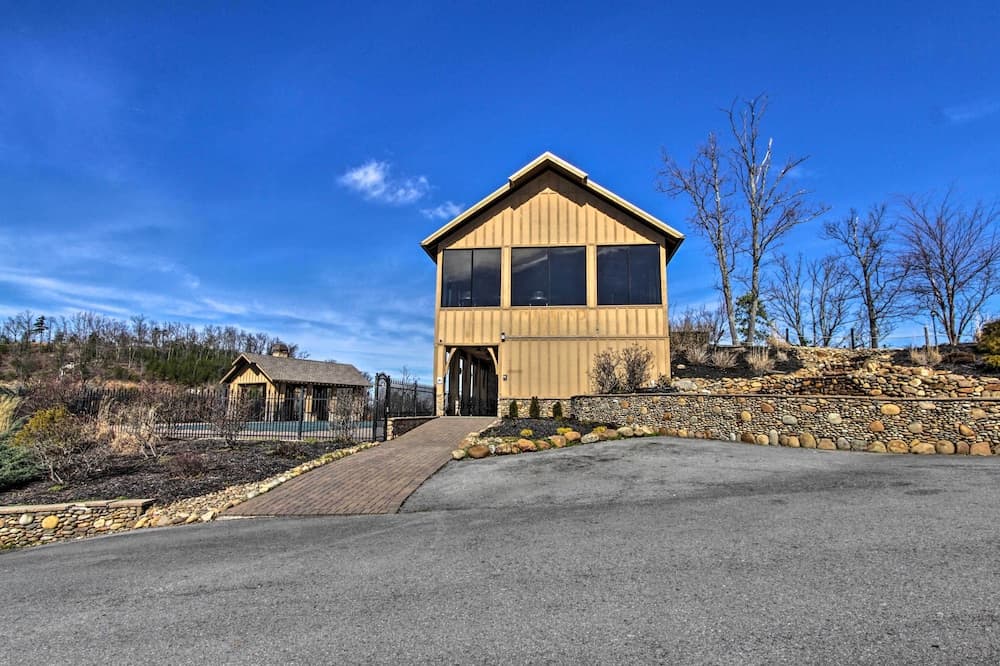 Pigeon Forge Mountain Cabin: Hot Tub & Resort Pool