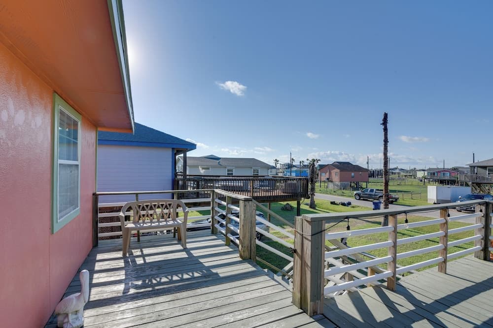 Walk to Shore & Restaurants: Surfside Beach Home!