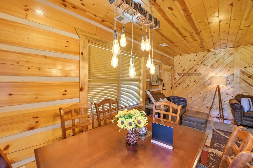 Secluded Retreat: Bbq, Lawn Games, & Fire Pit!