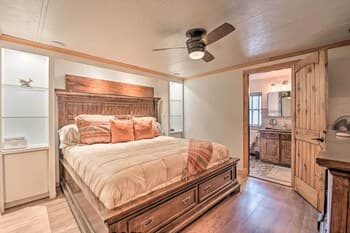 Cabin in the Woods 6 Mi to Angel Fire Resort!