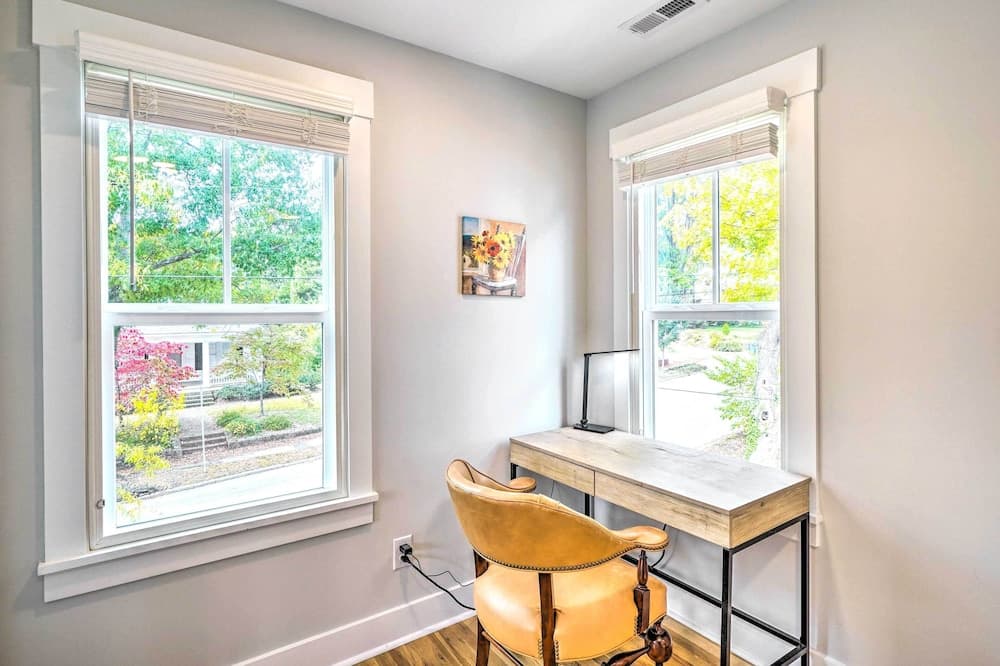 Modern Durham Home w/ Fire Pit ~ 2 Mi to Dtwn