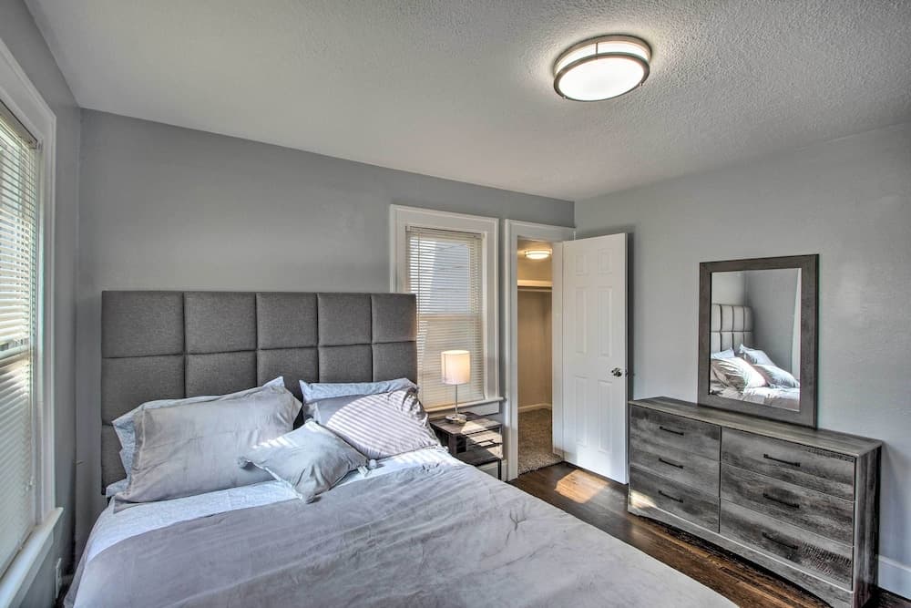 Charming Kansas City Home 3 Mi to Zoo!