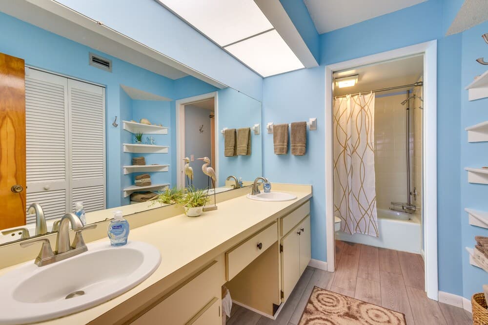 Bright & Sunny Florida Retreat - Walk to Beach!