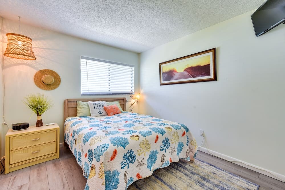 Bright & Sunny Florida Retreat - Walk to Beach!