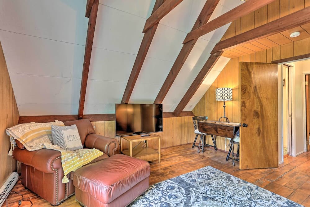 Welcoming Poconos Retreat w/ Deck & Pool Access