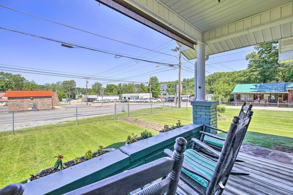 Cozy Damascus Cottage w/ Porch & Trail Access!