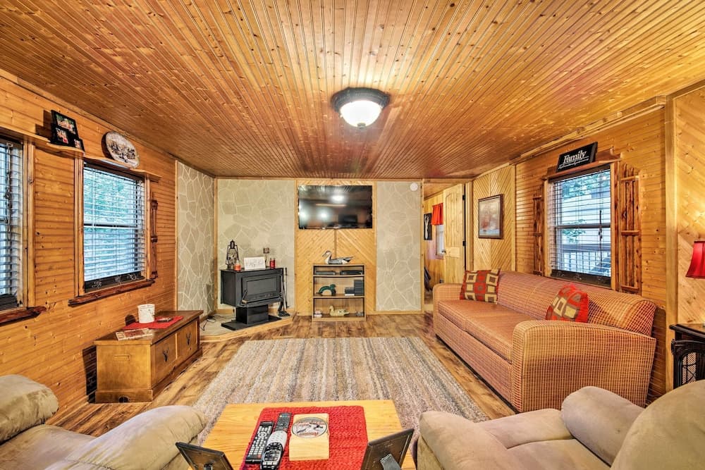 Relaxing Hochatown Cabin w/ Deck & Hot Tub!