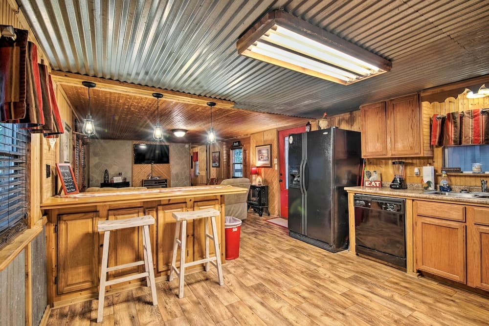 Relaxing Hochatown Cabin w/ Deck & Hot Tub!