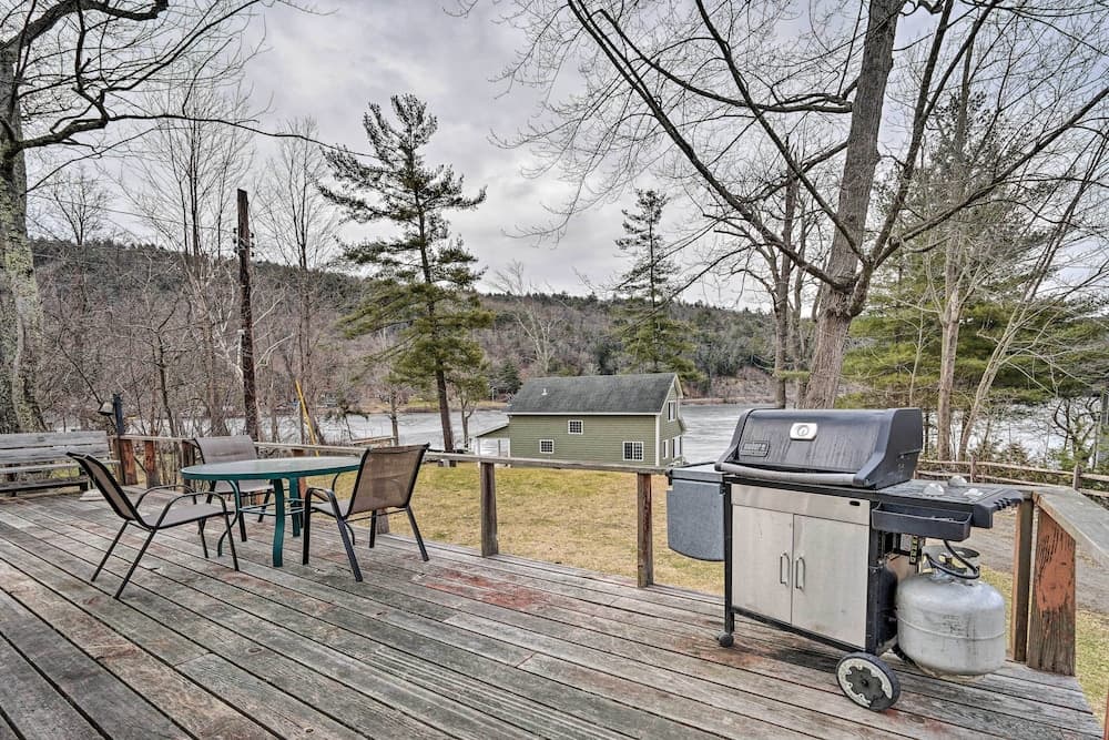 Walkable Waterfront Cottage w/ Deck, Fire Pit