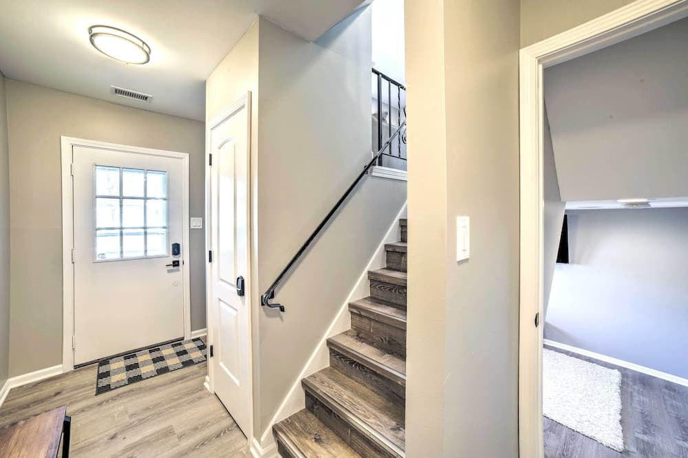 Inviting Home w/ Deck, 22 Mi to Indiana Dunes