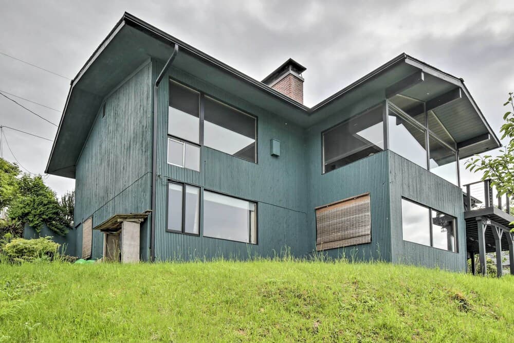 Deck & Sweeping Views: Family Union Home