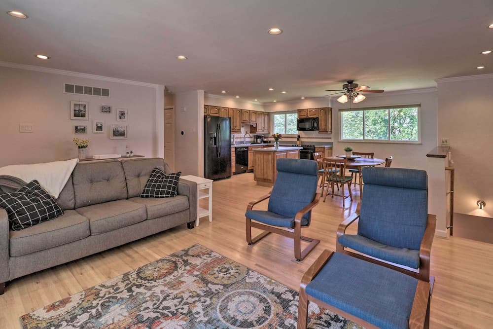 Charming Ballwin Home < 1 Mi to Vlasis Park!