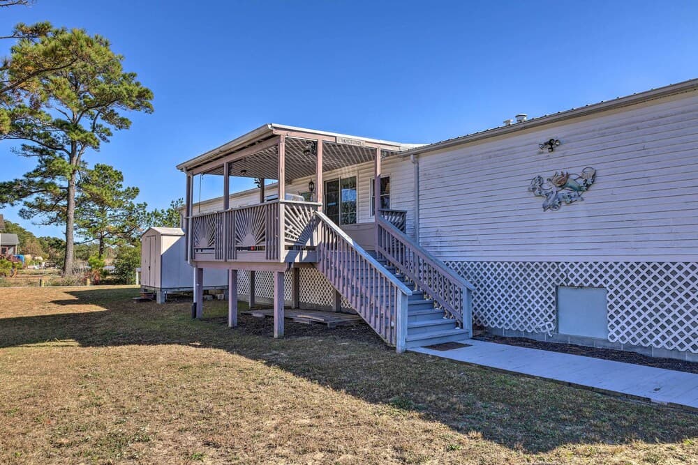 Quaint Chincoteague Island Hideaway w/ 2 Porches!