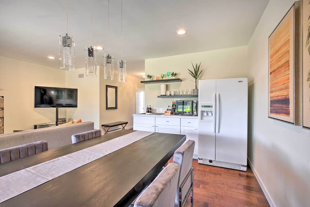 Los Angeles Suite w/ Covered Patio Area!