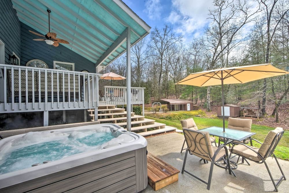 Private Pool, Hot Tub & Yard: Serene Murphy Home