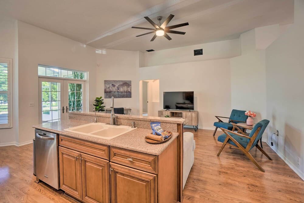 Sunny Brandon Getaway w/ Fire Pit!