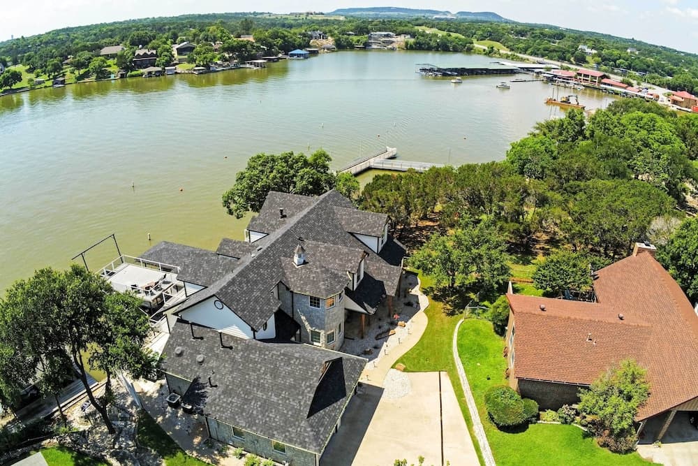 Lavish Lake House, Near Vineyards + Marinas!