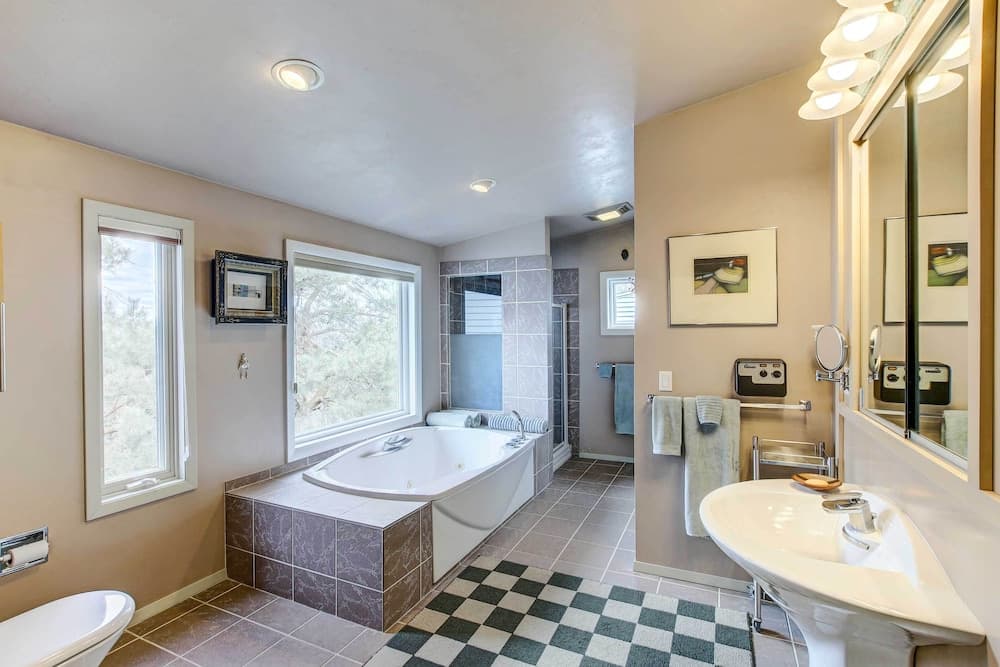 Charming Bayview Art House With Deck & Grill!