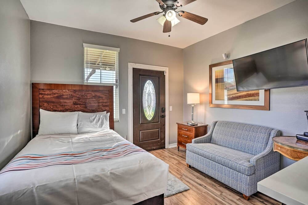 Anaheim Retreat ~ 11 Mi to Beaches!