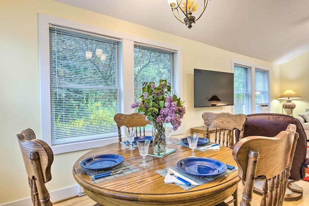 Charming Retreat Near Downtown Frankfort & Beaches