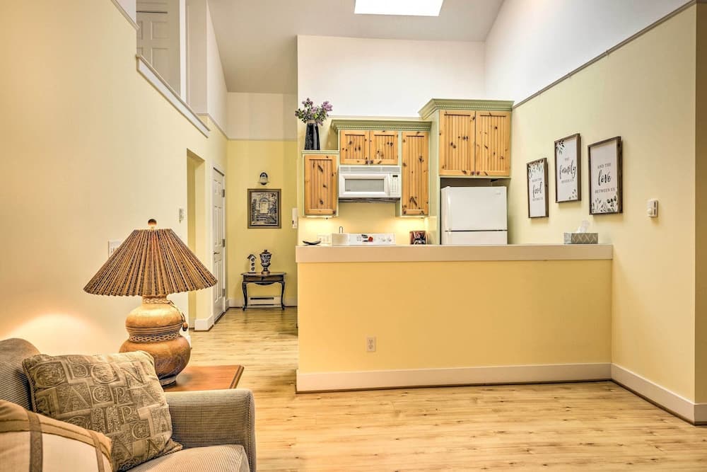 Charming Retreat Near Downtown Frankfort & Beaches