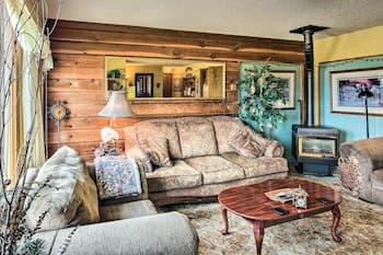 Yellowstone Country Retreat: Stunning Views!