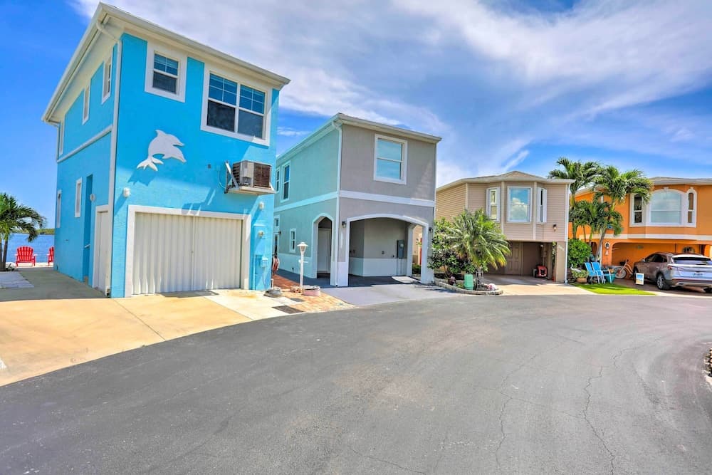 Jensen Beach Gem: Views & Community Amenities