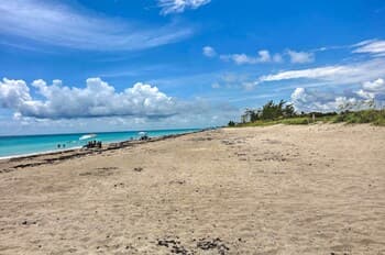 Jensen Beach Gem: Views & Community Amenities