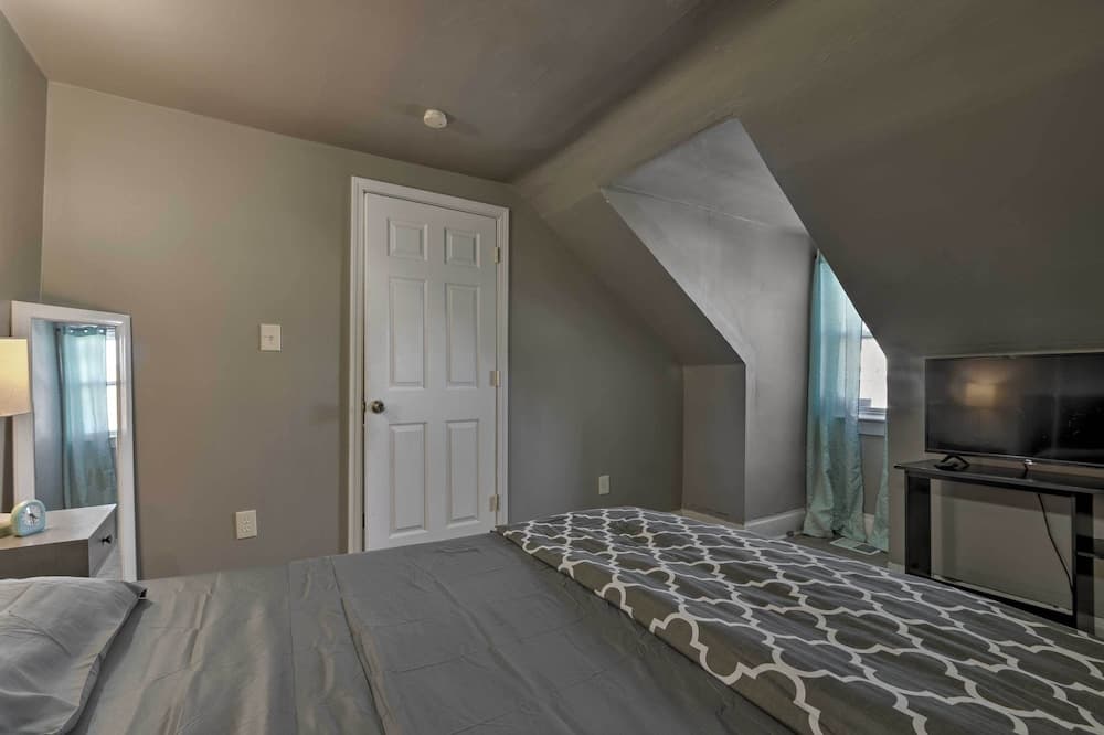 Pittsburgh Townhome ~ 1.5 Mi to Strip District!