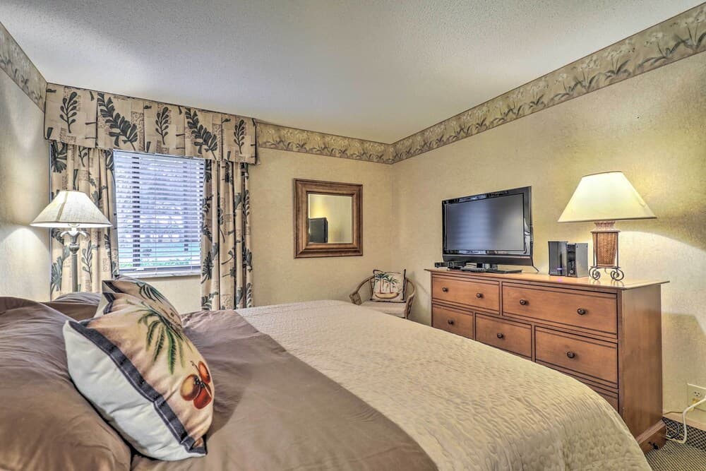 Sunny Palm Harbor Condo < 4 Mi to Crystal Beach!