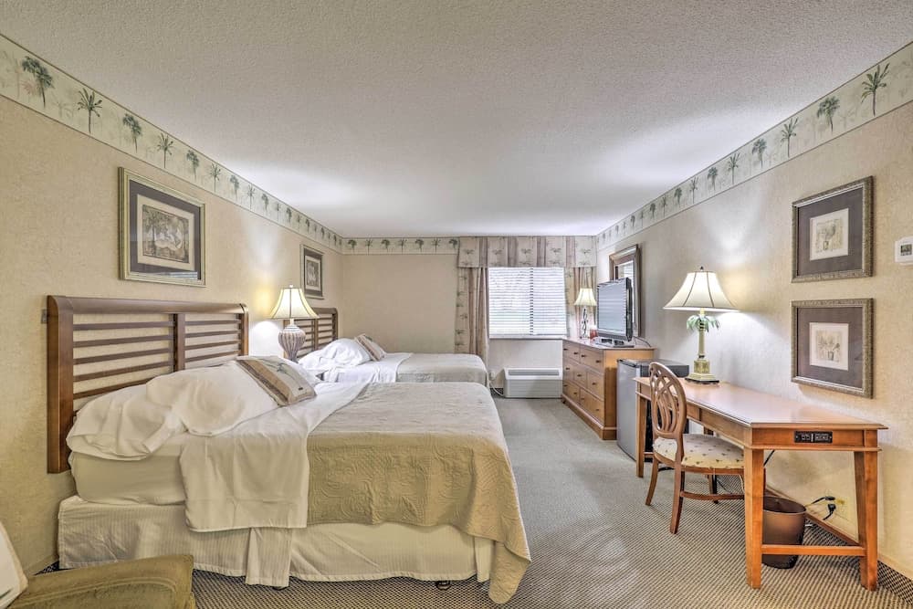 Sunny Palm Harbor Condo < 4 Mi to Crystal Beach!