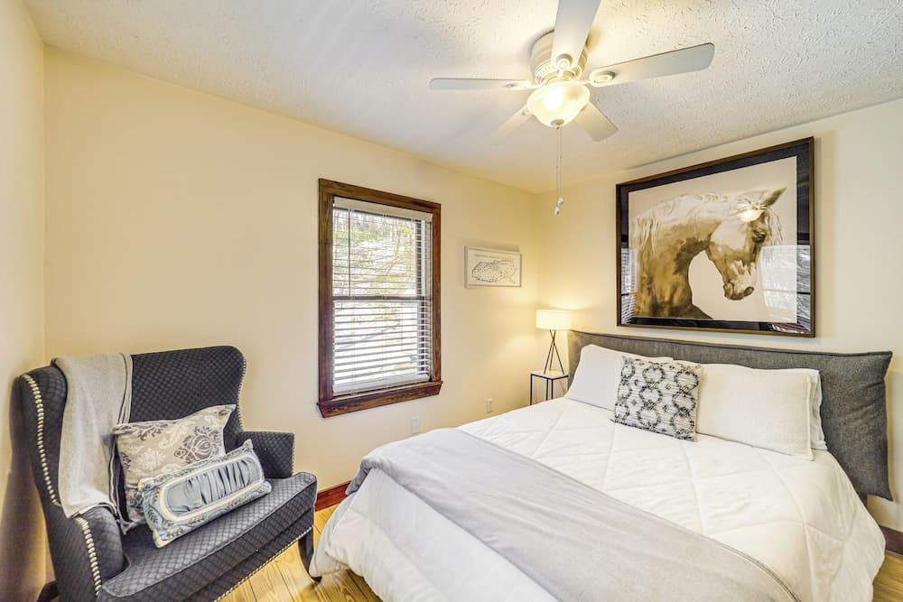 Boone Hideaway w/ Deck, Grill & Forest Views!