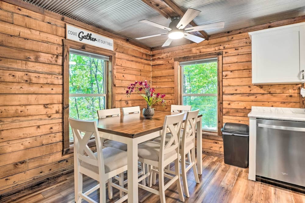 Secluded Table Rock Lake/branson Cabin w/ Hot Tub!