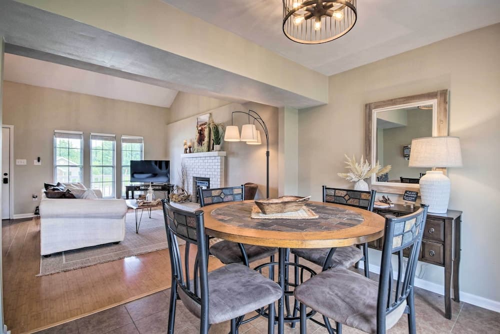 Relaxing Townhome, 4 Mi to Mizzou University!