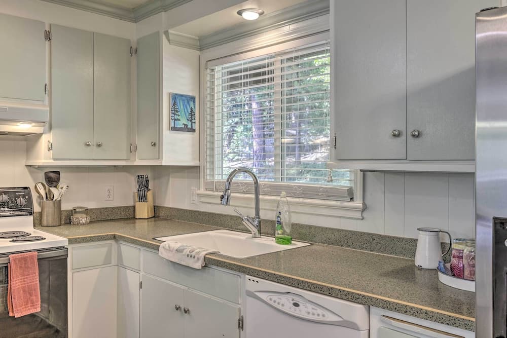 Furnished Deck & Nat'l Forest Views: Arnold Cabin