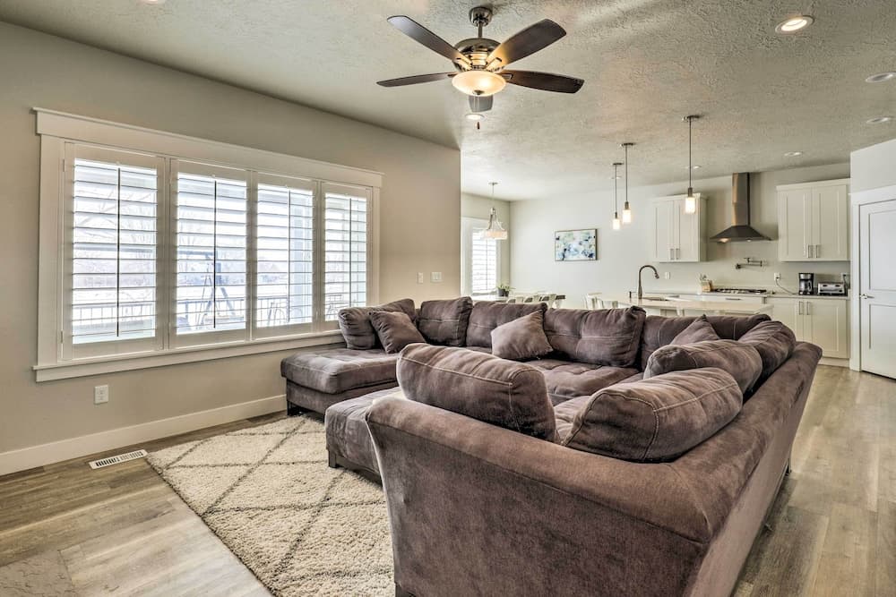 Modern Lehi Home ~ 4 Mi to Thanksgiving Point