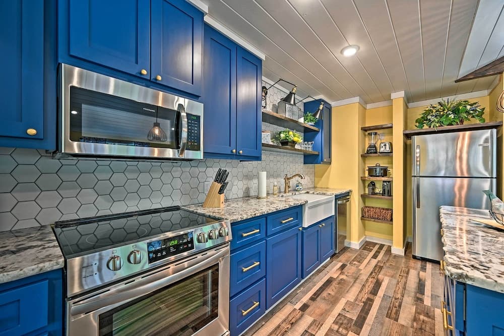 Modern Studio Cabin With Fire Pit, Deck, & Bbq!