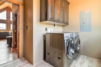 Dreamy Kanab Cabin w/ Hot Tub & Panoramic Views!